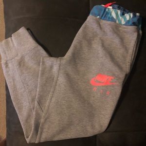 Nike Joggers Boys Medium. Waistband a little faded which is reflected in price.